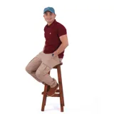 Remera tipo polo color amarillo con cuello clásico y logo bordado en el pecho. Corte recto y mangas cortas.