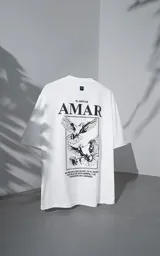 Remera blanca de corte oversize con cuello redondo y manga corta. Presenta una estampa gráfica en la espalda con diseño de palomas, flores y texto en español.