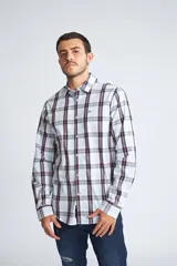 Camisa de manga larga con cuello clásico y cierre frontal abotonado. Presenta un estampado de cuadros en tonos azul marino y rojo. Confeccionada en algodón, cuenta con un corte slim fit y logo bordado en el pecho.