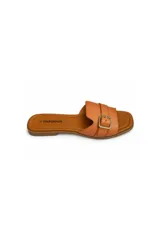 Sandalias planas Paddock modelo Lomas, color suela, con tira ancha en el empeine, hebilla metálica dorada decorativa y puntera cuadrada.