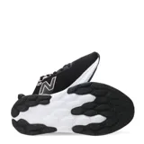 Championes de running New Balance modelo Fresh Foam 520 para mujer. Presentan un diseño en color negro con detalles en tono rosado metalizado en el logo lateral y la lengüeta. Cuentan con una entresuela blanca con tecnología Fresh Foam para mayor amortiguación y suela de goma negra.