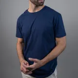 Remera negra de algodón, de manga corta y cuello redondo, con corte regular.