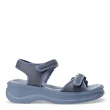 Sandalias de plataforma baja con tiras de ajuste con velcro, confeccionadas en material sintético y textil, con diseño ergonómico.