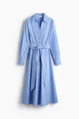 Vestido midi camisero de rayas azules y blancas, con cuello clásico, mangas largas, cierre frontal de botones y lazo ajustable en la cintura.