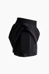 Pantalón corto deportivo negro de doble capa con cintura elástica fruncida y calzas ciclistas integradas.