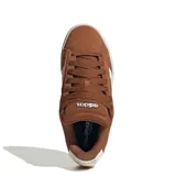Championes urbanos Adidas Grand Court Alpha, color marrón con las icónicas tres tiras laterales en color blanco. Presentan un diseño de corte bajo con capellada de gamuza, cordones al tono y suela de goma blanca con base en color caramelo.