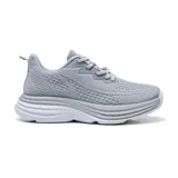 Championes deportivos color gris claro, con capellada de tejido de punto y suela gruesa blanca con detalles en gris.