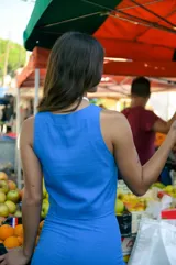 Top corto azul de lino con escote redondo y corte recto.
