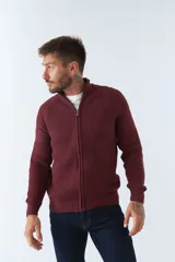 Campera tejida en buttone azul marino para hombre, de corte regular, con cierre completo y logo en grifa metálica.