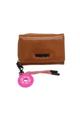 Billetera marrón de cuero sintético con cierre de cremallera y llavero colgante con dije circular rosa.