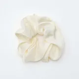 Pack de dos coleteros tipo scrunchie de tela satinada, uno en color blanco y otro en color verde oliva.