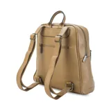 Mochila de diseño estructurado en color bordó, confeccionada en símil cuero con costuras decorativas en forma de rombos en el frente. Cuenta con un bolsillo frontal con cierre, asa superior de mano y correas regulables.