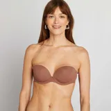 Sujetador bandeau color marrón, con tirantes finos ajustables y copas con relleno.