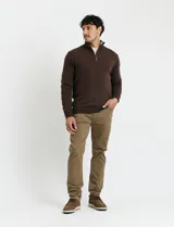 Pantalón sport de cinco bolsillos, corte recto, color tostado, con botones y remaches de metal envejecido.