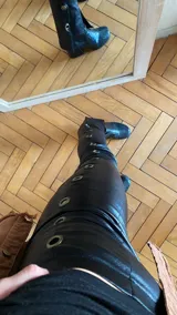 Pantalón marrón acampanado de gabardina elastizada con ojalillos metálicos en los laterales.