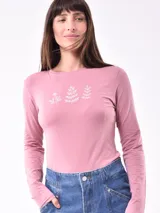 Remera de manga larga color gris oscuro, ajustada al cuerpo, con un estampado frontal de flores y texto en color blanco.