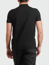 Remera polo de manga corta Boss modelo Paddy, color negro, con cuello clásico, cierre frontal de tres botones y logo de la marca bordado en el pecho.