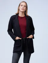 Blazer negro de algodón soft, marca Dictionary. Con cuello solapa, abertura central y bolsillos delanteros.