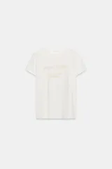 Camiseta de cuello redondo y manga corta, con corte regular y estampa de texto en tono contrastante en el frente.