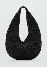 Bolso tipo hobo de diseño ovalado, confeccionado en tejido de fibra de papel trenzado en color negro. Presenta un asa integrada al cuerpo del bolso y un cierre central mediante un botón metálico dorado.