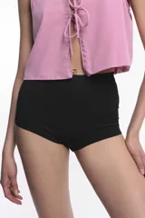 Short negro de microfibra, tiro alto, con cintura elastizada y diseño ajustado.