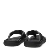 Sandalias tipo ojota para hombre, con tiras anchas de textura granulada y detalle de logo metálico circular. Presentan una plantilla ergonómica y suela con relieve antideslizante.