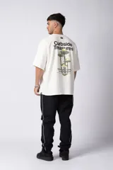 Remera de corte oversize color negro, con cuello redondo y mangas cortas. Presenta un pequeño estampado en color blanco en la parte inferior lateral con la frase 'Curbside Treasures'.