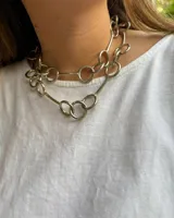 Cadena larga plateada con eslabones circulares.