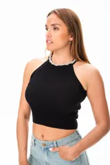 Musculosa negra de viscosa con cuello halter y detalle de strass en el cuello.
