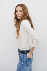 Remera de manga larga color bordó con cuello redondo en contraste color crema y costuras decorativas visibles en el ruedo y puños.