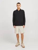 Short chino de corte relajado con tiro semi caído, confeccionado en tejido canvas de algodón y lino. Presenta cierre de cremallera, cordón ajustable en la cintura y bolsillos delanteros y traseros.