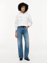 Buzo con capucha de Tommy Hilfiger en colaboración con Cadillac Formula 1 Team. Confeccionado en algodón, presenta un diseño de corte regular con hombros caídos, bolsillo tipo canguro y puños acanalados. En el pecho incluye un gráfico bordado con banderas cruzadas y el logo de la colaboración.