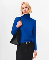 Jersey de punto azul con cuello vuelto y manga larga, de corte recto y diseño liso.
