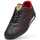 Championes Puma modelo Ferrari Replicatch, color negro con detalles en rojo y blanco. Diseño de perfil bajo inspirado en el automovilismo con logo de Ferrari en la lengüeta y logo de Puma en el lateral y la puntera.
