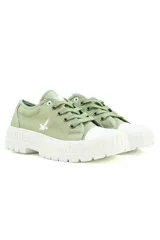 Championes de lona verde con suela chunky blanca acanalada y puntera de goma blanca. Presentan cordones al tono y el logo de la marca impreso en color blanco en el lateral.