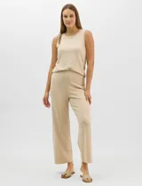 Pantalón tejido de corte recto y fluido, color beige, con cintura ancha elastizada.