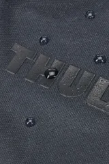 Mochila de viaje Thule Aion de 40 litros, color negro, con diseño ergonómico y compartimento acolchado para laptop de hasta 17 pulgadas. Incluye bolsa enrollable extraíble de TPU para artículos húmedos o sucios, bolsillos organizadores, correas de compresión internas y bolsillos laterales para botellas de agua. Fabricada con materiales reciclados y tejido de lona encerada resistente al agua.
