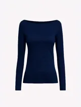 Camiseta de manga larga en color azul marino, con escote tipo bote y corte ajustado al cuerpo.