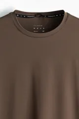 Remera deportiva de manga larga marrón con cuello redondo y tejido funcional con tecnología DryMove.