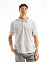 Remera polo de piqué color blanco, con cuello clásico y cierre frontal parcial con botones. Con mangas cortas y diseño de calce regular.