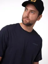 Remera de manga corta y cuello redondo, color azul marino, con logo de la marca estampado en el pecho y en la espalda.