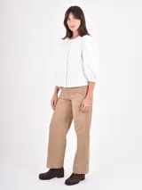 Pantalon de corte recto y tiro medio, color negro, con cierre frontal de botón y cremallera, y bolsillos laterales.