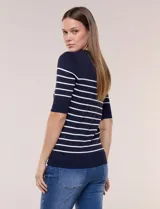 Buzo tejido de punto fino en color azul marino con diseño de rayas horizontales blancas. Presenta escote redondo a la base y mangas al codo.