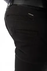 Pantalón de gabardina de algodón con ligera elasticidad, corte recto, bolsillos delanteros en diagonal y bolsillos traseros tipo ojal.