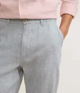 Pantalón de sastrería para hombre de corte recto, confeccionado en mezcla de lino y algodón. Posee trabillas en la cintura, cierre tradicional y bolsillos.