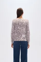 Sweater de punto con estampado animal print, cuello redondo a la base y mangas largas. Presenta un corte holgado y cómodo.