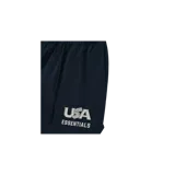 Short azul marino de felpa con cintura elástica y cordón ajustable. Cuenta con estampado tipográfico de 'USA' y 'Essentials' en la pierna izquierda.