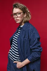 Camisa de manga larga con diseño de rayas verticales y horizontales en color marrón. Presenta un corte oversize con hombros caídos, cuello clásico y cierre frontal con botones.