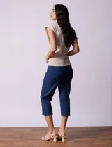 Buzo tejido en hilado fino color beige, con escote en V y sin mangas.