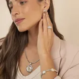 Pulsera de diseño articulado que combina eslabones de plata trenzada con detalles en oro y piezas circulares de nácar engarzadas.